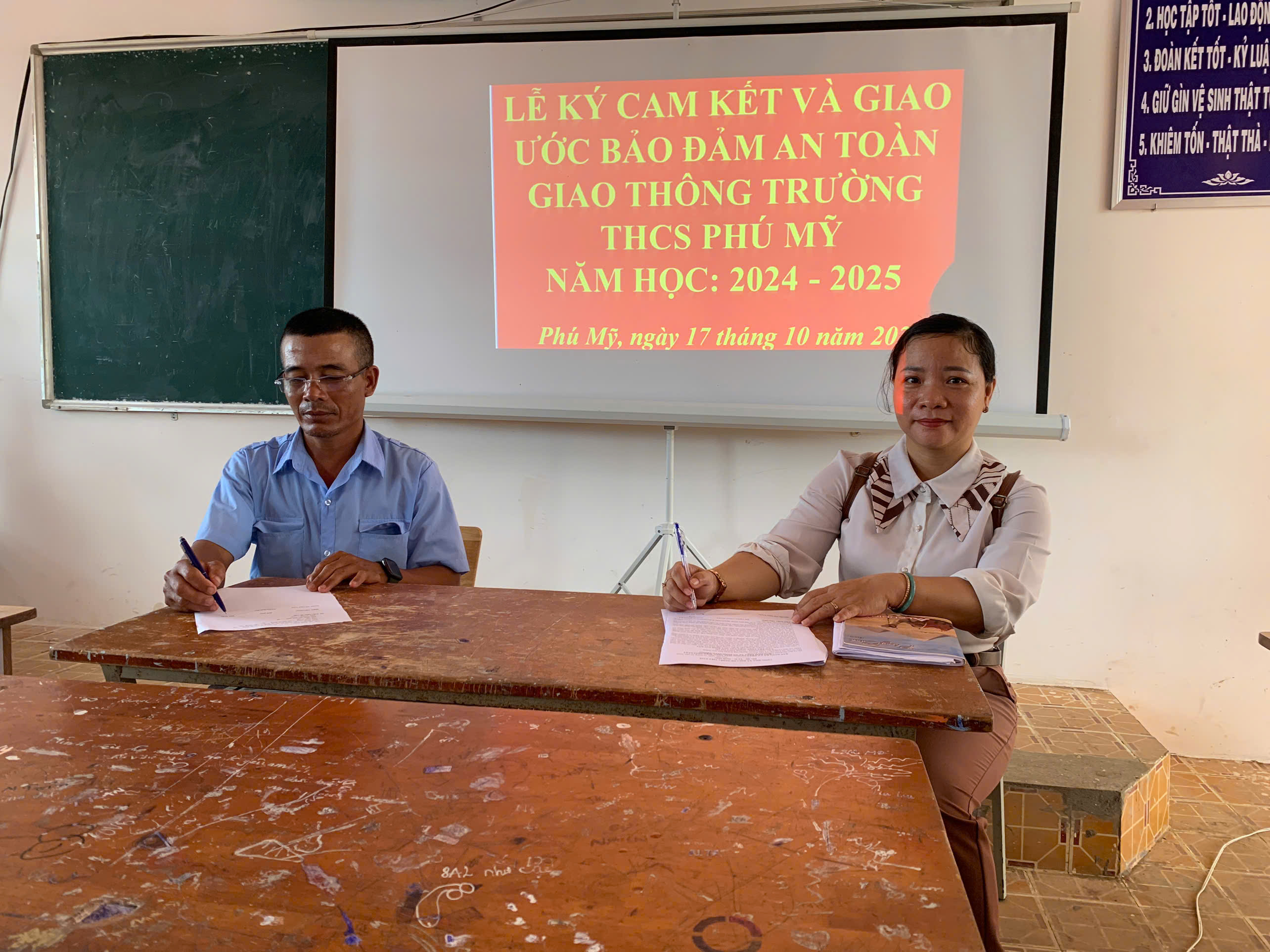 TRƯỜNG THCS PHÚ MỸ TỔ CHỨC KÍ CAM KẾT ĐẢM BẢO AN TOÀN GIAO THÔNG NĂM HỌC 2024-2025
